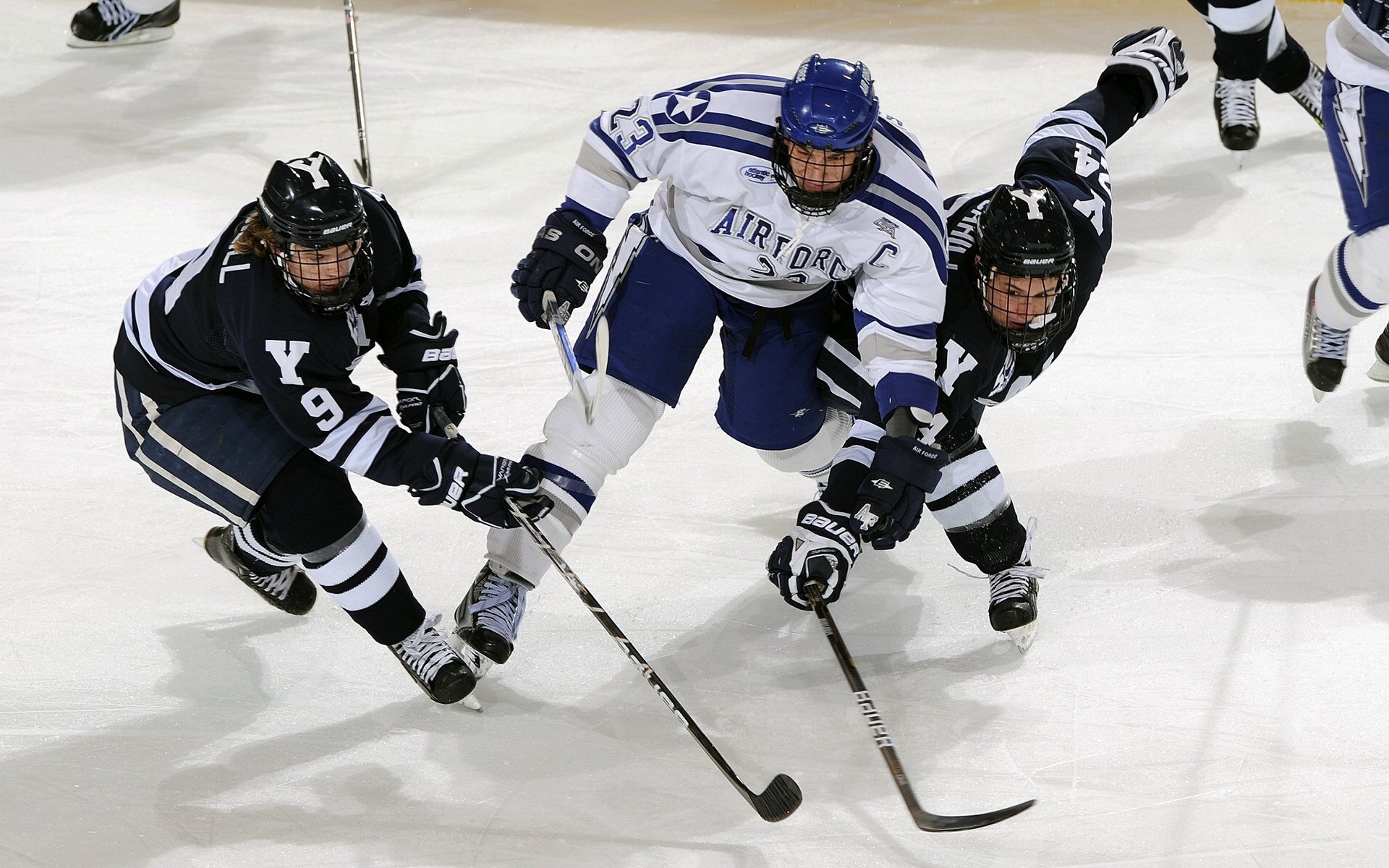 塔特的精准传球令对手防线无从应对，袋鼠队胜利之匙